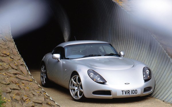 TVR от годините на Питър Уилър бяха изключително смели коли. Те примамваха погледа с умишлено странни дизайнерски детайли. В тях също имаше сурова красота.
